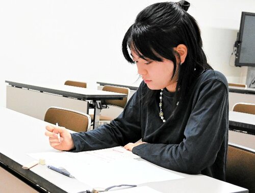 ニュース検定に挑戦する受験者