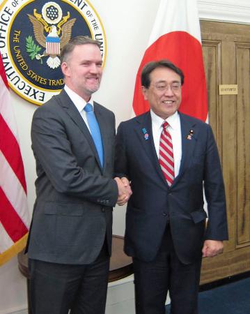 　米ワシントンでの日米関税交渉に際し、握手する赤沢経済再生相（右）と米通商代表部（ＵＳＴＲ）のグリア代表＝２３日（内閣官房提供）