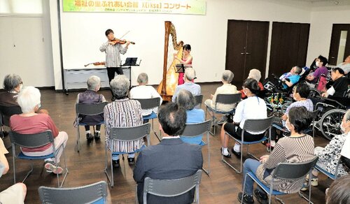 美しい音色に聞き入る利用者ら