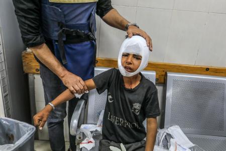 　１９日、ガザ南部ハンユニスで、イスラエルの攻撃を受けて病院に搬送された負傷者（ゲッティ＝共同）