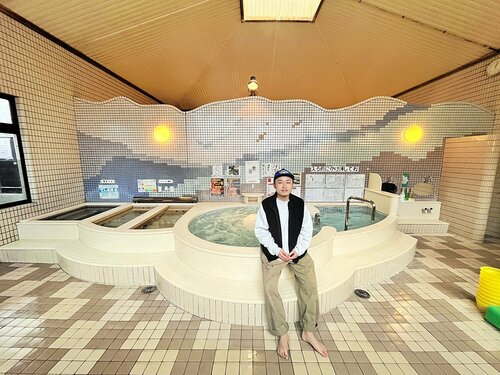 みやの湯の浴室と店長の太田さん