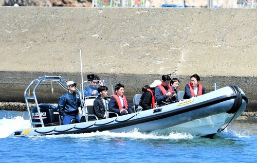 最高時速６０キロで運航が可能なリブボート「ＡＱＵＡ」＝８日、岩美町大谷