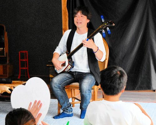 迫力ある演奏を披露する雅勝さん
