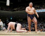 　豪ノ山（左）を上手出し投げで下した豊昇龍＝両国国技館