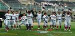 　関西学生野球春季リーグで優勝を果たし、喜ぶ近大ナイン＝ＧＯＳＡＮＤＯ南港