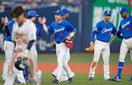 　オリックスに勝利し喜ぶ大島（８）ら中日ナイン＝京セラドーム