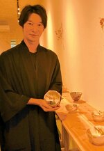 自身のルーツの米子市で個展を開いた山田さん＝１日、米子市法勝寺町