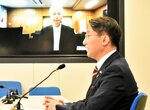 神谷水産庁長官（画面内）に、漁業者の安全確保について強く求める平井知事＝１６日、鳥取県庁