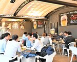 プレミアムフライデーにかかわらず、ビアガーデンで仲間たちと楽しいひとときを過ごす人たち＝１５日、鳥取市今町２丁目の丸由百貨店