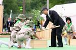 　第７５回全国植樹祭で木を植えられる天皇陛下＝２５日午後、埼玉県の「秩父ミューズパーク」（代表撮影）