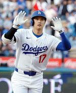 　アスレチックス戦の１回、先頭打者本塁打を放ちポーズをとるドジャース・大谷＝ロサンゼルス（共同）