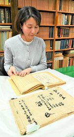 戦時中に下田さんが家族に宛てた書簡を調査する茶谷専門員＝鳥取市尚徳町の鳥取県立公文書館