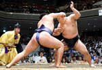 豊昇龍（左）を攻める伯桜鵬。惜しくも腰砕けで敗れる＝両国国技館