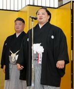 　昇進披露祝賀会であいさつする新十両宮乃風（右）＝５日、東京・両国国技館