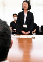 清州市への出発を前に抱負を語る藤田主任＝６月２７日、鳥取市役所