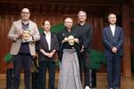 　英語能「オッペンハイマー」の上演を発表した（左２人目から）松井彬さん、リチャード・エマートさん、マイケル・エメリックさんら＝２日午後、東京都品川区