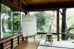 　木造一軒家に展示されたアンティークの椅子やアート作品＝東京・東五反田（ｐｈｏｔｏ：Ｙｕｋｉ　Ｏｇａｗａ）（提供写真）