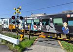 警報機、遮断機のあるＪＲ山陰線の踏切。写真はコナン列車＝２０２５年５月１日、鳥取県北栄町内