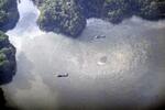　航空自衛隊のＴ４練習機が墜落した、愛知県犬山市の入鹿池＝１４日午後４時５７分（共同通信社ヘリから）