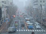 雪が舞う米子市内＝２３日午前８時半ごろ、ＪＲ米子駅前
