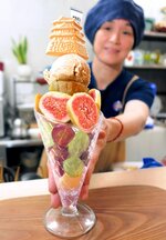 秋の素材を盛り込んだ８層構造の豪華な「富田城パフェ」