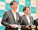 寄贈式に出席した山西県本部長（左）と前田交通部長