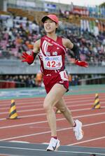 ９位でゴールする長崎のアンカー広中璃梨佳＝たけびしスタジアム京都