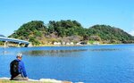 湖面穏やかな湖山池最大の島「青島」。グランピングの白いテントが目立つ