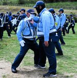 離脱技の訓練に取り組む参加者ら＝１１日、鳥取市福部町湯山のオアシス広場
