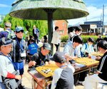 水木しげるロードの妖怪広場で囲碁対局を楽しむ子どもたち