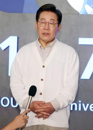 　２６日、記者団の取材に応える「共に民主党」候補の李在明氏＝ソウル近郊の京畿道水原市（聯合＝共同）