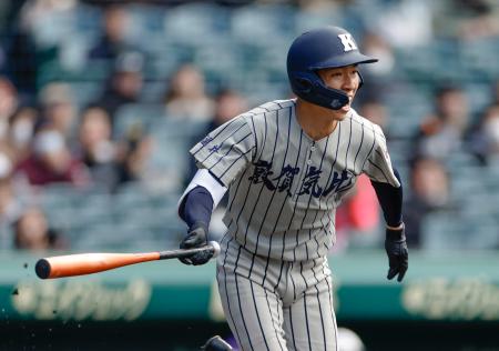 　敦賀気比―滋賀短大付　１回裏敦賀気比１死満塁、岩崎が右前に先制の２点打を放つ＝甲子園