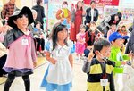 仮装して英語で歌を歌う子どもたち