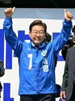 　ソウル中心部で韓国大統領選の第一声を上げる最大野党「共に民主党」の李在明前代表＝１２日（共同）