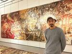 　作品の前に立つ浅井裕介さん＝福井県あわら市