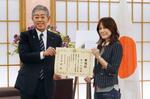 　岩屋外相（左）から日本ブラジル友好交流親善大使の委嘱状を手渡された相川七瀬さん＝２６日午後、外務省