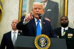 　米ホワイトハウスでの行事に出席するトランプ大統領＝１９日、ワシントン（ＡＰ＝共同）