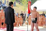 桜杯争奪相撲選手権大会（桜ずもう）の開会式で選手宣誓する落合（右）＝２０１５年４月、倉吉市営相撲広場