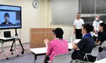 １学期の終業式でオンラインで出席した山口校長の話に耳を傾ける生徒ら＝２４日、鳥取市湖山町北５丁目の県立まなびの森学園