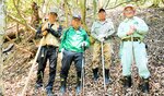 鳥取市佐治町の大井城跡の本丸近くで遺構を調査する熊野会のメンバーら＝４月３０日