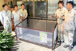 設置したごみストッカーを囲む米子工業高の生徒ら