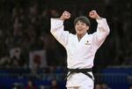 　パリ五輪柔道男子６６キロ級決勝でブラジル選手に勝利し、五輪２連覇を果たした阿部一二三＝２８日、パリ（共同）