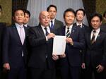 　若者減税法案を衆院に提出する国民民主党の議員ら。左端は玉木代表＝１０日午後、国会