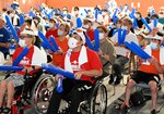 パリで最後のレースに臨んだ森選手にエールを送るチームメートら＝１日、米子市上後藤３丁目の養和病院地域交流ホール