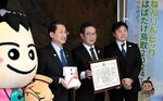 感謝状を受け取った鳥取銀行の入江頭取（右から２人目）と田部県庁支店長（右）