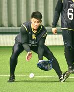 　新人合同自主トレで守備練習するソフトバンク・庄子＝福岡県筑後市