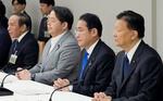 　月例経済報告等に関する関係閣僚会議に臨む岸田首相（右から２人目）。左端は日銀の植田総裁＝２７日午後、首相官邸