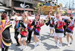 かけ声とはじける笑顔で威勢よくみこしを担ぎ、祭りムードを高める外江女みこし西華＝２３日、鳥取県境港市大正町の水木しげるロード