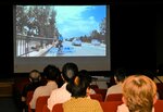 ろう者の監督の映画「Ｓｔａｒｔ　Ｌｉｎｅ」を視聴する参加者＝２日、鳥取市富安２丁目のさざんか会館