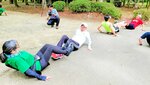 ジョギング後の体操に汗を流す間寛平ら（中央）